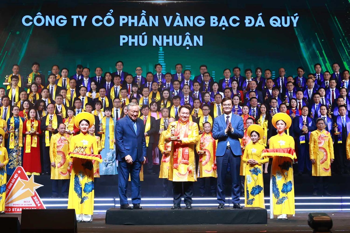 Phó thủ tướng thường trực Nguyễn Hòa Bình và Bí thư thứ nhất Trung ương Đoàn Bùi Quang Huy trao Top 10 Sao Vàng đất Việt 2024 cho Công ty Cổ phần Vàng bạc Đá quý Phú Nhuận (PNJ). Phó thủ tướng thường trực Nguyễn Hòa Bình và Bí thư thứ nhất Trung ương Đoàn Bùi Quang Huy trao Top 10 Sao Vàng đất Việt 2024 cho Công ty Cổ phần Vàng bạc Đá quý Phú Nhuận (PNJ).