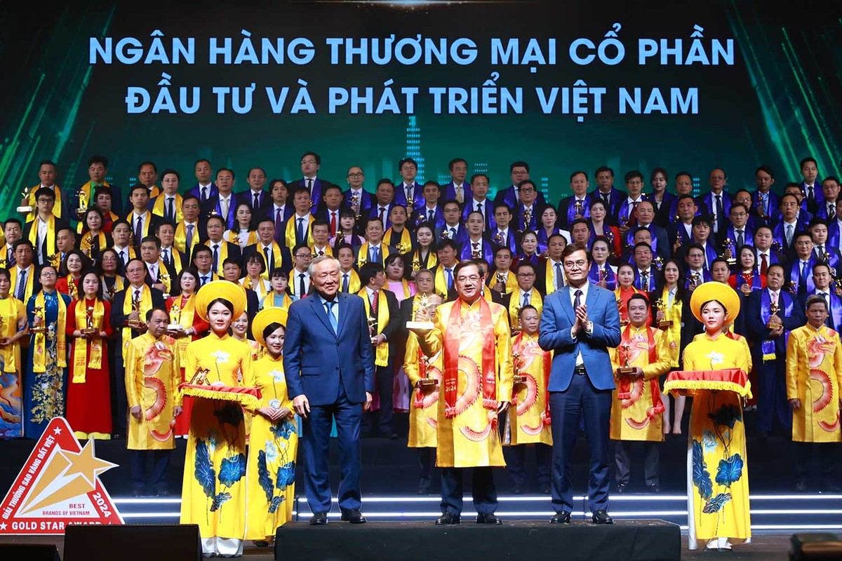 Phó thủ tướng thường trực Nguyễn Hòa Bình và Bí thư thứ nhất Trung ương Đoàn Bùi Quang Huy trao Top 10 Sao Vàng đất Việt cho Ngân hàng Thương mại Cổ phần Đầu tư và Phát triển Việt Nam (BIDV). Phó thủ tướng thường trực Nguyễn Hòa Bình và Bí thư thứ nhất Trung ương Đoàn Bùi Quang Huy trao Top 10 Sao Vàng đất Việt cho Ngân hàng Thương mại Cổ phần Đầu tư và Phát triển Việt Nam (BIDV).