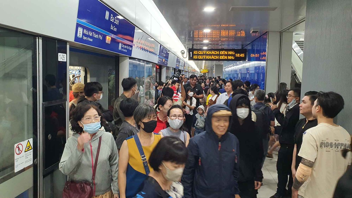 Chuyến tàu bị sự cố, hành khách phải xuống, để di chuyển lên mặt đường ở nhà ga Ba Son.