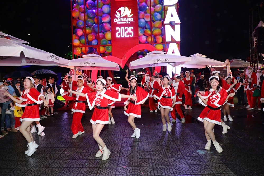 Năm 2025, TP Đà Nẵng đặt mục tiêu thu hút 11,9 triệu lượt khách. Năm 2025, TP Đà Nẵng đặt mục tiêu thu hút 11,9 triệu lượt khách.