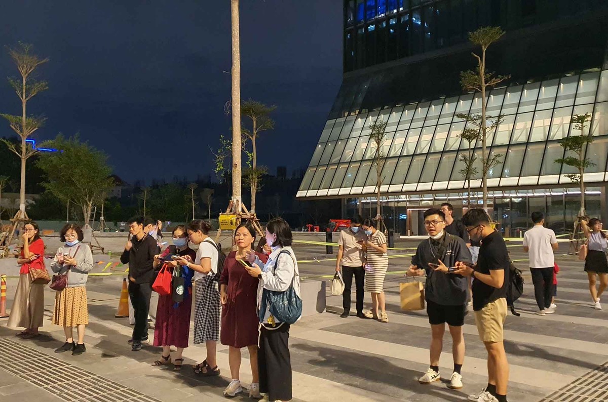 Rất nhiều hành khách chờ đặt xe, tiếp nối hành trình.