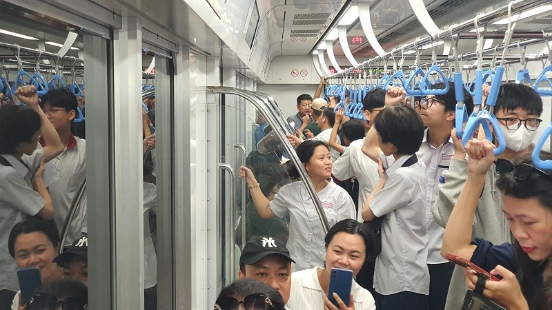 Tối ngày 27/12, người dân TP.HCM vẫn nườm nợp đi trải nghiệm metro số 1 Tối ngày 27/12, người dân TP.HCM vẫn nườm nợp đi trải nghiệm metro số 1