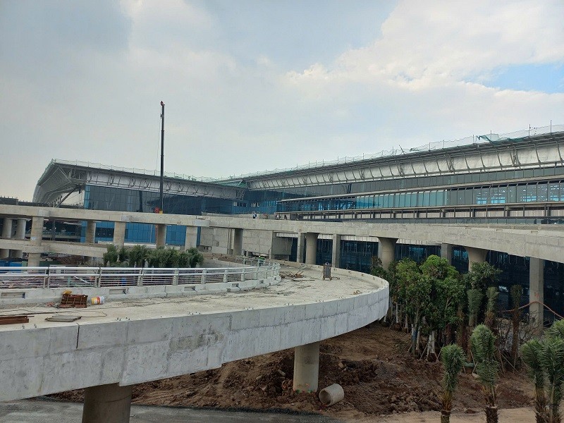 Hệ thống cầu cạn 2 tầng phía trước nhà ga đã hoàn thành phần thô và đang lắp lan can