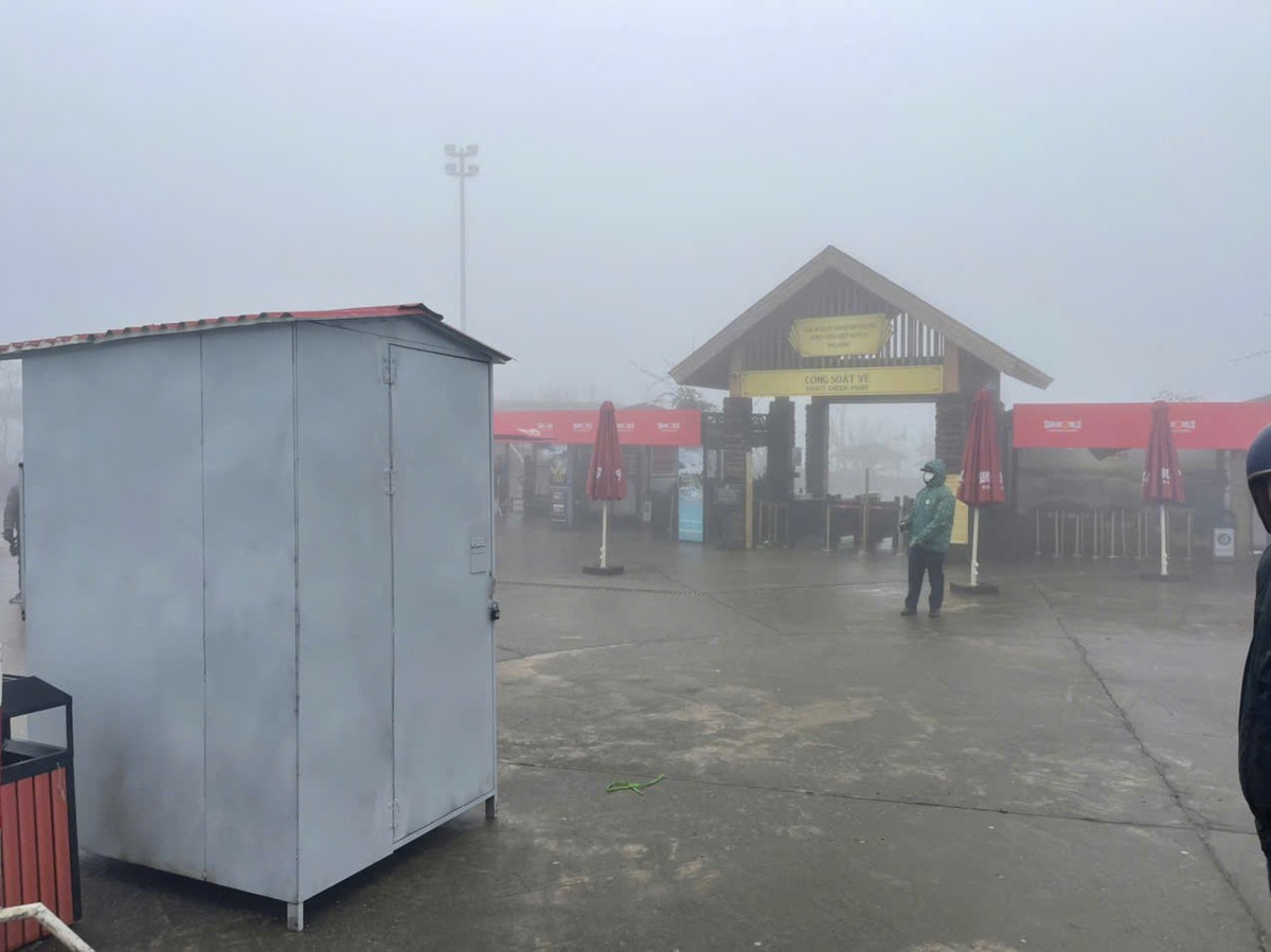 Trạm thu phí có camera giám sát tại khu vực ga đi cáp treo Fansipan. Trạm thu phí có camera giám sát tại khu vực ga đi cáp treo Fansipan.