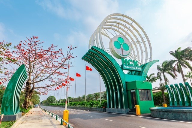 Việt Nam nằm ở vị trí địa - chính trị rất thuận lợi để đón dòng vốn dịch chuyển Việt Nam nằm ở vị trí địa - chính trị rất thuận lợi để đón dòng vốn dịch chuyển