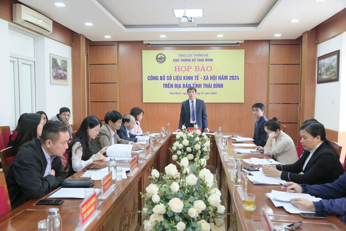 Ông Tăng Bá Phúc, Cục trưởng Cục Thống kê tỉnh Thái Bình phát biểu tại buổi họp báo.