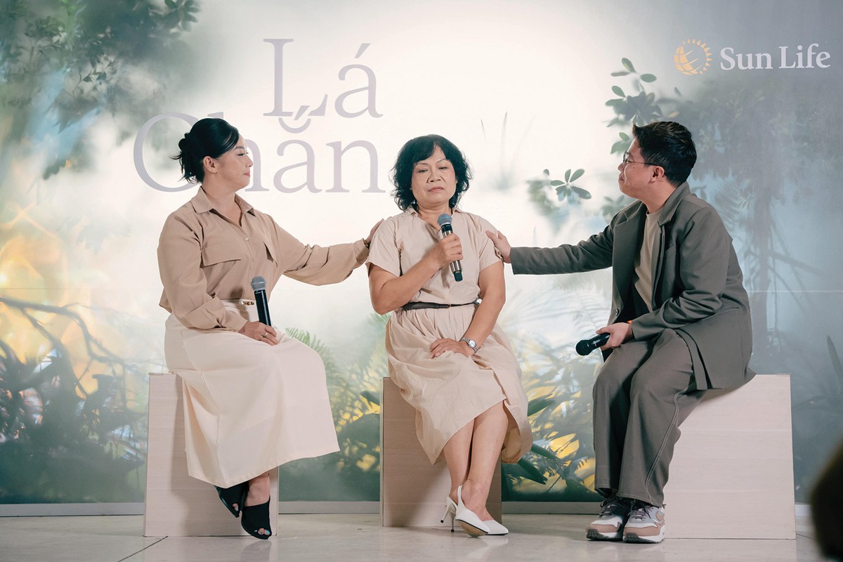 Chị Nguyễn Thị Chín (ở giữa) chia sẻ câu chuyện của mình