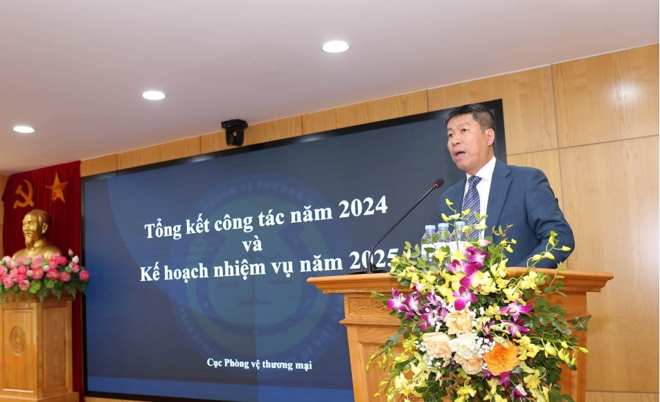 Phó cục trưởng Cục Phòng vệ thương mại Chu Thắng Trung báo cáo tổng kết công tác năm 2024. Phó cục trưởng Cục Phòng vệ thương mại Chu Thắng Trung báo cáo tổng kết công tác năm 2024.