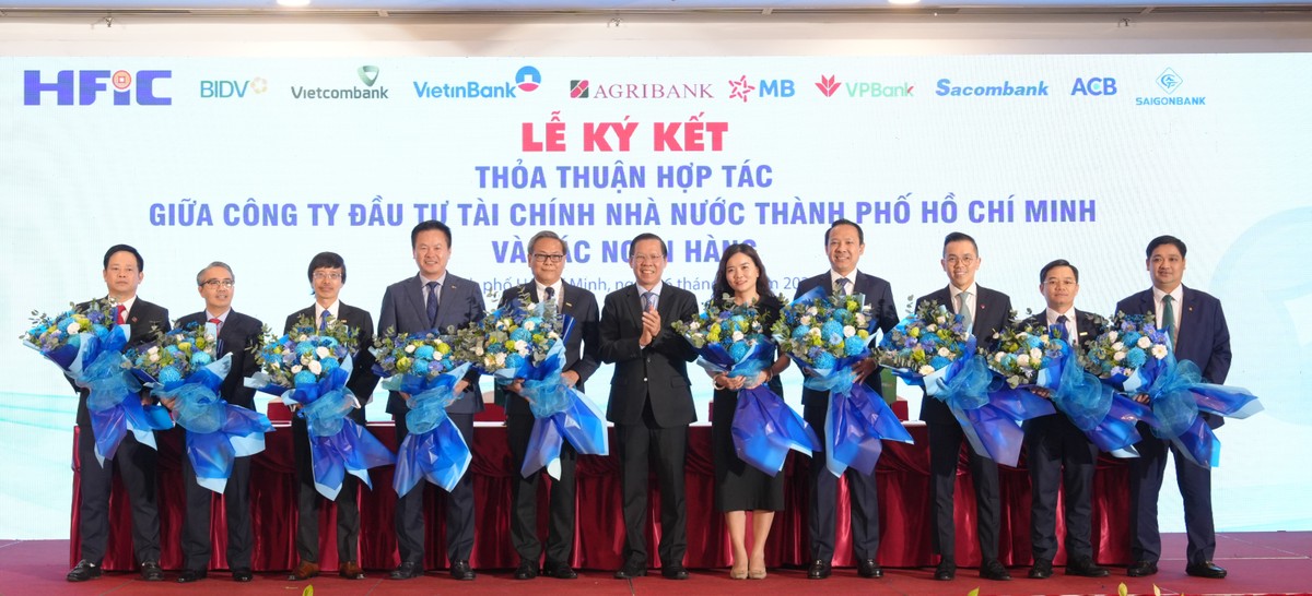 Các đại biểu từ các ngân hàng chúc mừng thành công của sự kiện Các đại biểu từ các ngân hàng chúc mừng thành công của sự kiện