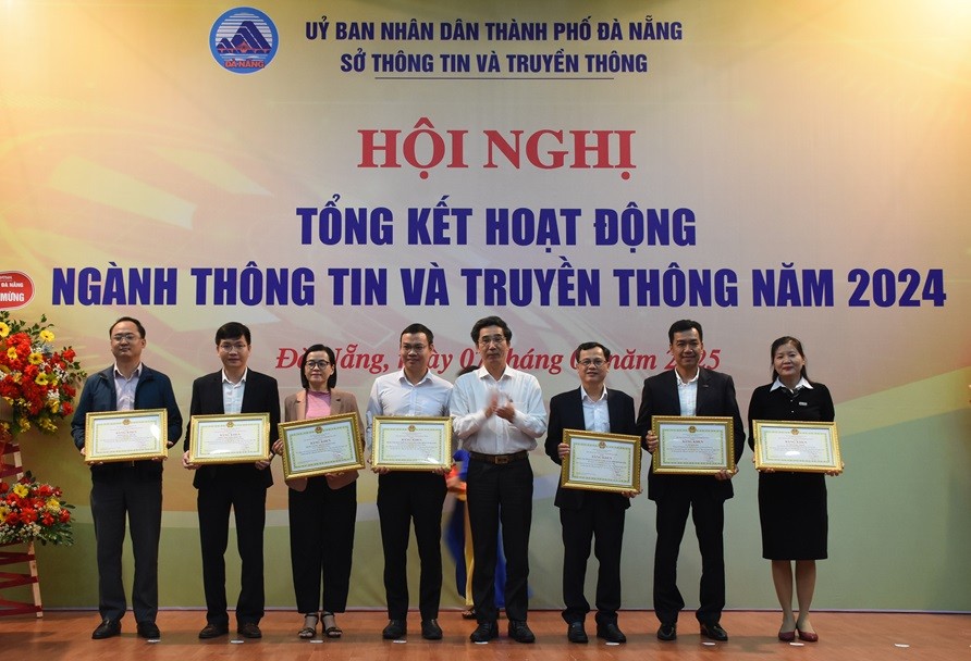 Lãnh đạo Thành phố Đà Nẵng tặng bằng khen cho các tập thể, cá nhân có thành tích xuất sắc trong ngành thông tin, truyền thông năm 2024. Lãnh đạo Thành phố Đà Nẵng tặng bằng khen cho các tập thể, cá nhân có thành tích xuất sắc trong ngành thông tin, truyền thông năm 2024.