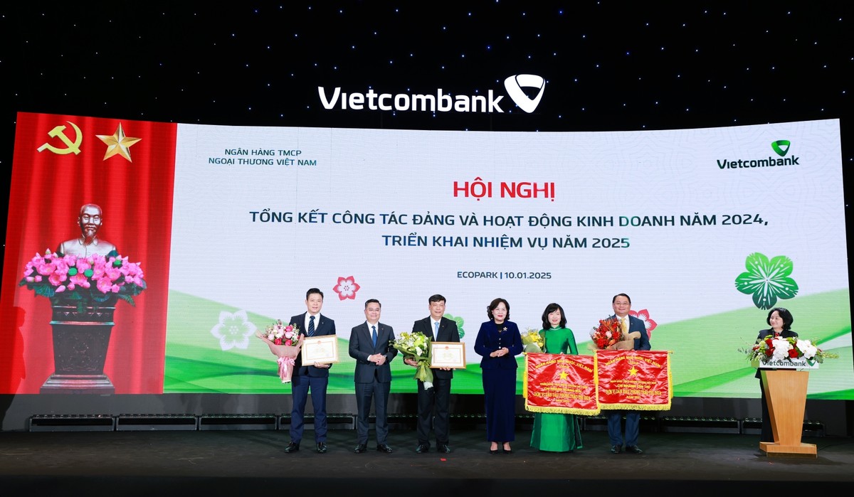 Bà Nguyễn Thị Hồng - UV BCH Trung ương Đảng, Thống đốc NHNN (thứ 4 từ trái sang) trao cờ Thi đua của NHNN và Bằng khen Thống đốc cho 04 đơn vị của Vietcombank Bà Nguyễn Thị Hồng - UV BCH Trung ương Đảng, Thống đốc NHNN (thứ 4 từ trái sang) trao cờ Thi đua của NHNN và Bằng khen Thống đốc cho 04 đơn vị của Vietcombank