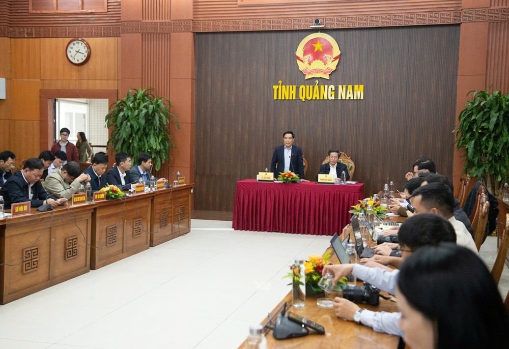 Chủ tịch tỉnh Quảng Nam, ông Lê Văn Dũng thông tin về các giải pháp thúc đẩy tăng trưởng năm 2025. Chủ tịch tỉnh Quảng Nam, ông Lê Văn Dũng thông tin về các giải pháp thúc đẩy tăng trưởng năm 2025.
