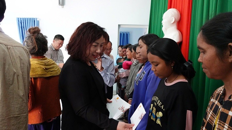 Đoàn công tác thăm hỏi, tặng quà bà con