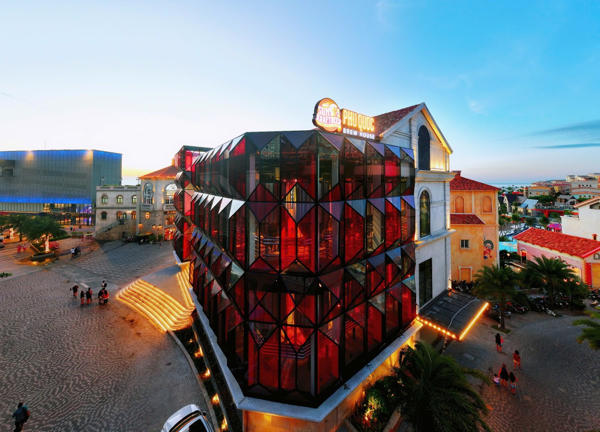 Phu Quoc Brew House tựa viên ruby khổng lồ giữa lòng Thị trấn Hoàng Hôn.