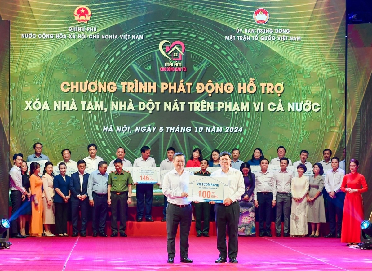 Ông Nguyễn Thanh Tùng (bên trái) - Bí thư Đảng ủy, Chủ tịch HĐQT Vietcombank trao tượng trưng kinh phí 100 tỷ đồng hỗ trợ xoá nhà tạm, nhà dột nát ủng hộ cho địa phương Ông Nguyễn Thanh Tùng (bên trái) - Bí thư Đảng ủy, Chủ tịch HĐQT Vietcombank trao tượng trưng kinh phí 100 tỷ đồng hỗ trợ xoá nhà tạm, nhà dột nát ủng hộ cho địa phương