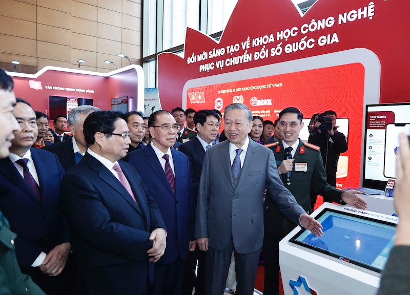 Các đồng chí lãnh đạo Đảng và Nhà nước; nguyên lãnh đạo Đảng và Nhà nước cùng các đại biểu thăm quan các gian hàng công nghệ tại Hội nghị. Ảnh: Như Ý Các đồng chí lãnh đạo Đảng và Nhà nước; nguyên lãnh đạo Đảng và Nhà nước cùng các đại biểu thăm quan các gian hàng công nghệ tại Hội nghị. Ảnh: Như Ý