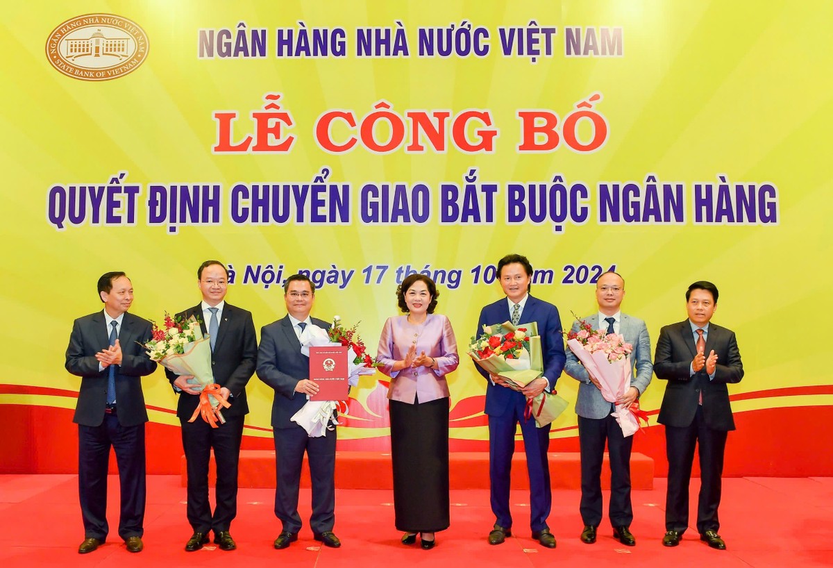 Đồng chí Nguyễn Thị Hồng - Ủy viên BCH TƯ Đảng, Thống đốc NHNN cùng đại diện Vietcombank và CB tại Lễ công bố Đồng chí Nguyễn Thị Hồng - Ủy viên BCH TƯ Đảng, Thống đốc NHNN cùng đại diện Vietcombank và CB tại Lễ công bố