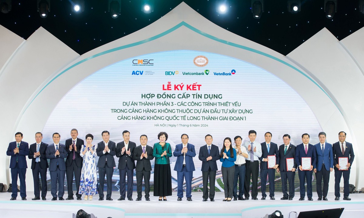 Thủ tướng Chính phủ Phạm Minh Chính (thứ 10 từ trái sang), Thống đốc NHNN Nguyễn Thị Hồng (thứ 9 từ trái sang) cùng đại diện Vietcombank - đồng chí Nguyễn Thanh Tùng - Chủ tịch HĐQT Vietcombank và các đối tác tại Lễ ký kết Thủ tướng Chính phủ Phạm Minh Chính (thứ 10 từ trái sang), Thống đốc NHNN Nguyễn Thị Hồng (thứ 9 từ trái sang) cùng đại diện Vietcombank - đồng chí Nguyễn Thanh Tùng - Chủ tịch HĐQT Vietcombank và các đối tác tại Lễ ký kết