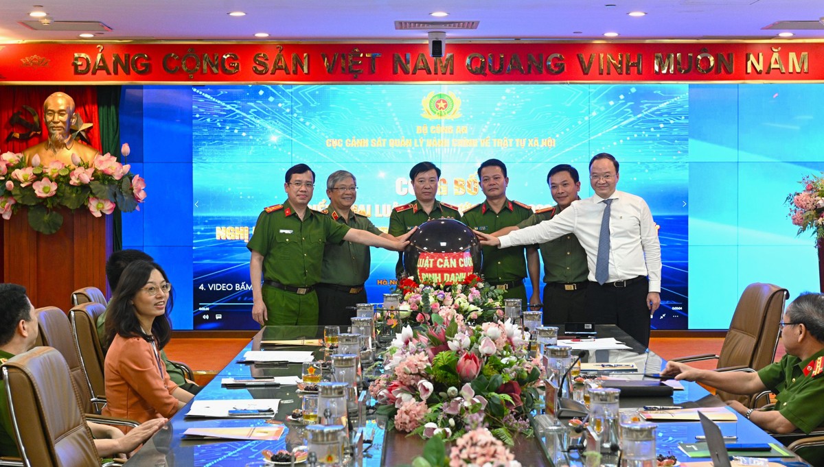 Ông Lê Quang Vinh - Phó Tổng Giám đốc Vietcombank (đứng ngoài cùng bên phải) tại Lễ phát động triển khai Luật Căn cước năm 2023 và Nghị định số 69/2024/NĐ-CP về Định danh và xác thực điện tử Ông Lê Quang Vinh - Phó Tổng Giám đốc Vietcombank (đứng ngoài cùng bên phải) tại Lễ phát động triển khai Luật Căn cước năm 2023 và Nghị định số 69/2024/NĐ-CP về Định danh và xác thực điện tử
