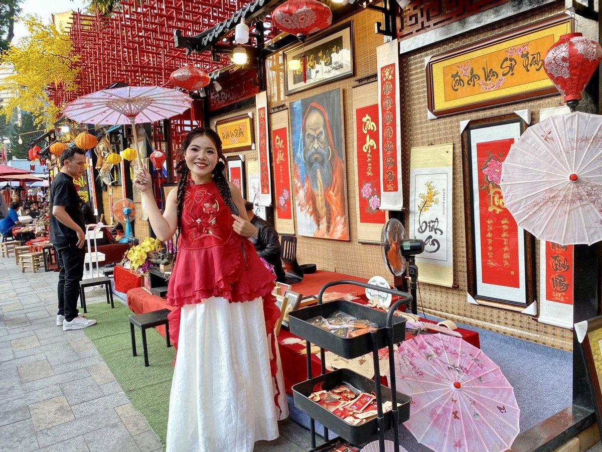 Nhiều bạn trẻ có mặt từ rất sớm để tham quan, lưu lại những kỷ niệm trong không khí lễ hội mùa cuối năm.