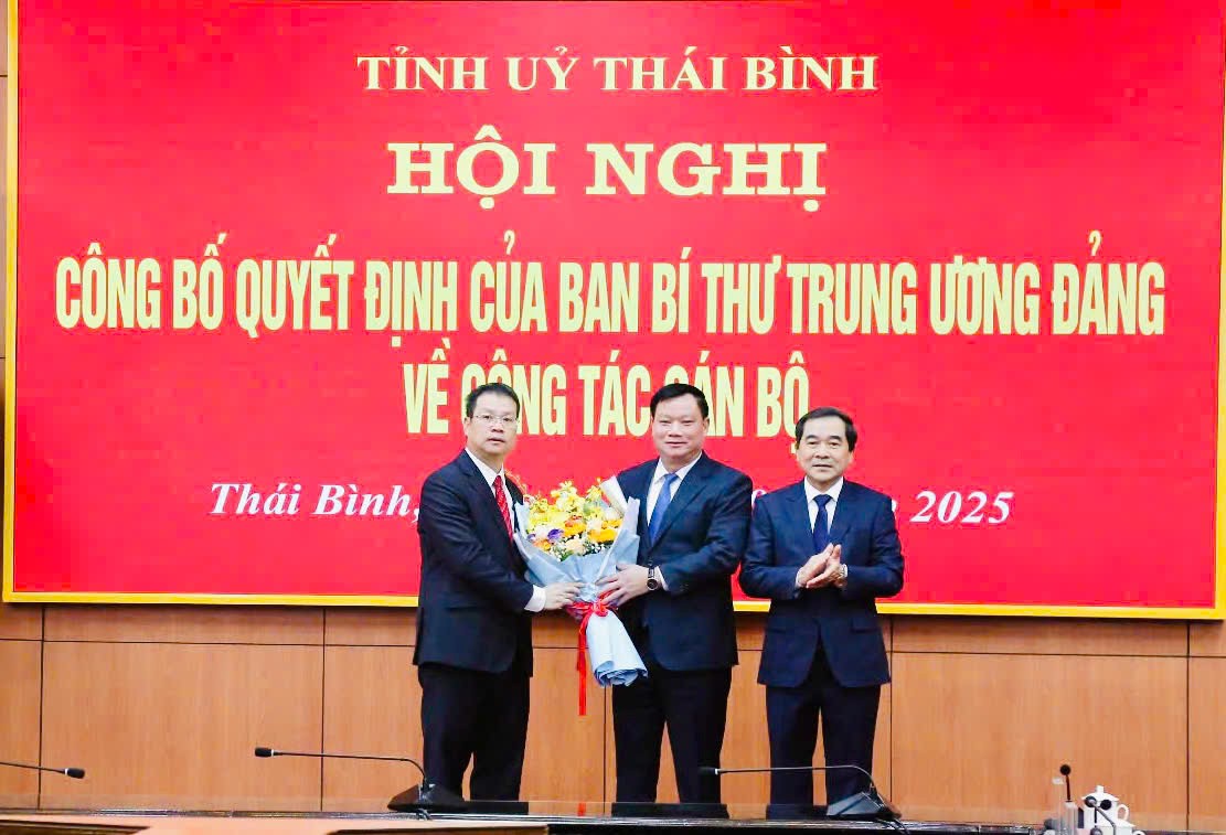 Ông Nguyễn Khắc Thận, Bí thư Tỉnh ủy, Chủ tịch UBND tỉnh và ông Nguyễn Tiến Thành, Phó bí thư thường trực Tỉnh ủy, Chủ tịch HĐND tỉnh Thái Bình tặng hoa chúc mừng ông Nguyễn Mạnh Hùng. Ông Nguyễn Khắc Thận, Bí thư Tỉnh ủy, Chủ tịch UBND tỉnh và ông Nguyễn Tiến Thành, Phó bí thư thường trực Tỉnh ủy, Chủ tịch HĐND tỉnh Thái Bình tặng hoa chúc mừng ông Nguyễn Mạnh Hùng.