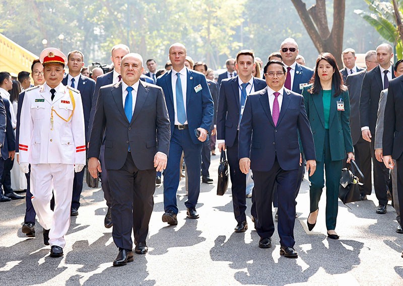 Hai Thủ tướng đi bộ về Trụ sở Chính phủ để hội đàm. Hai Thủ tướng đi bộ về Trụ sở Chính phủ để hội đàm.