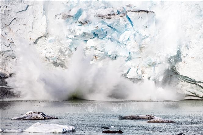 Băng tách ra từ một núi băng trên sông băng Apusiajik, gần Kulusuk, phía Đông Nam đảo Greenland. Ảnh: AFP/TTXVN Băng tách ra từ một núi băng trên sông băng Apusiajik, gần Kulusuk, phía Đông Nam đảo Greenland. Ảnh: AFP/TTXVN