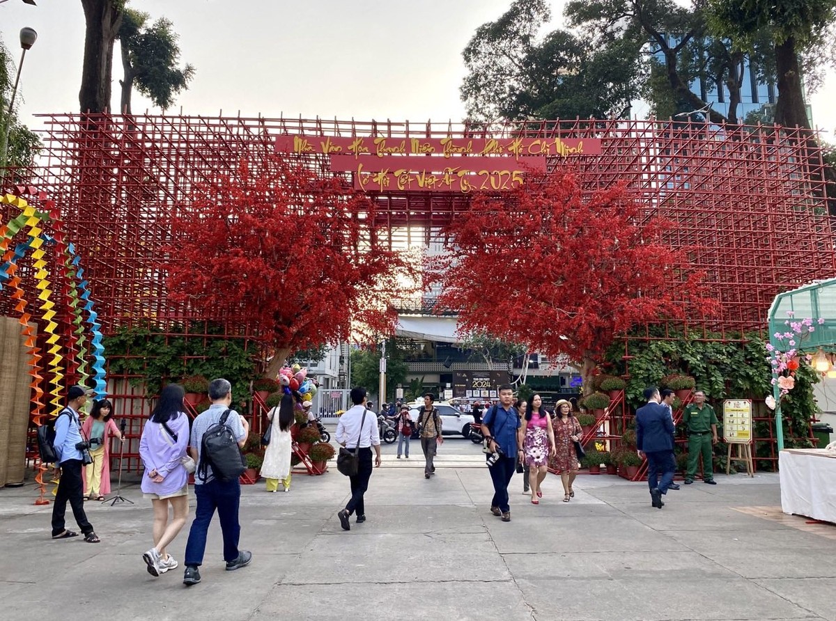 Đặc biệt, không gian trên đường Phạm Ngọc Thạch được trang trí bằng hoa mai kết hợp với 5.000 cây tre sơn đỏ, không gian này không chỉ thể hiện sắc màu truyền thống của ngày Tết mà còn tượng trưng cho sự dẻo dai, kiên trì của người Việt Nam, khẳng định sự vươn mình đi lên trong kỷ nguyên vươn mình cùng đất nước.