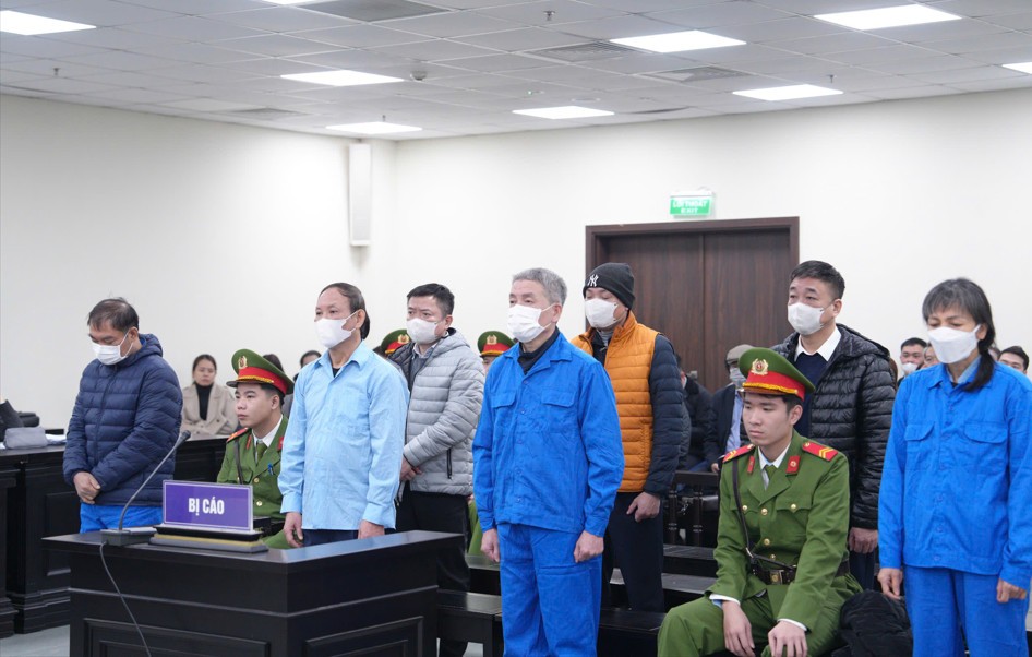 Có 8 bị cáo bị đưa ra xét xử sơ thẩm, trong đó bị cáo Tô Mỹ Ngọc xin xét xử vắng mặt.