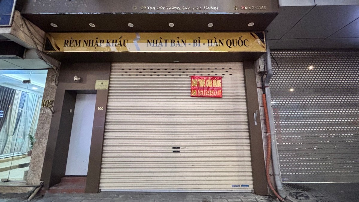 Những áp phích trang trí ngày Tết đã bị thay thế bằng những tấm biển “cho thuê cửa hàng” Những áp phích trang trí ngày Tết đã bị thay thế bằng những tấm biển “cho thuê cửa hàng”