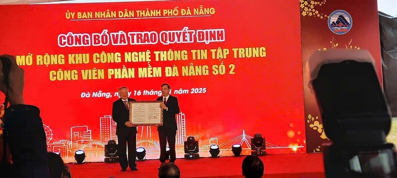 Phó thủ tướng Thường trực Chính phủ Nguyễn Hòa Bình trao Quyết định số 1238/QĐ-TTg ngày 22/10/2024 của Thủ tướng Chính phủ về mở rộng Khu công nghệ thông tin tập trung Công viên phần mềm Đà Nẵng, Công viên phần mềm Đà Nẵng số 2.