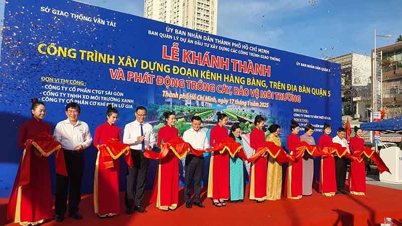 Các đại biểu thực hiện nghi lễ khánh thành. Các đại biểu thực hiện nghi lễ khánh thành.