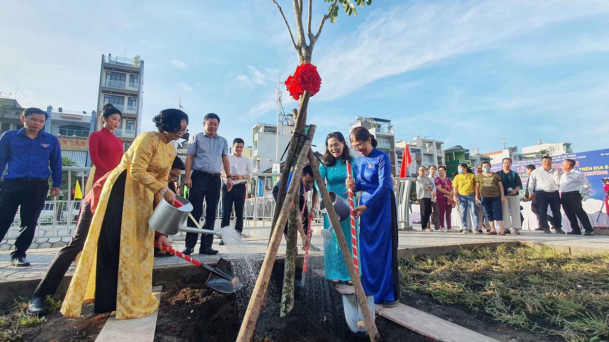 Các đại biểu tham gia trồng cây để bảo vệ môi trường dọc tuyến kênh Hàng Bàng. Các đại biểu tham gia trồng cây để bảo vệ môi trường dọc tuyến kênh Hàng Bàng.