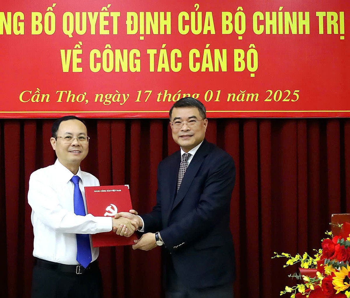 Trưởng Ban tổ chức Trung ương Lê Minh Hưng trao quyết định của Bộ Chính trị điều động, phân công, bổ nhiệm ông Nguyễn Văn Hiếu, Bí thư Thành ủy Cần Thơ giữ chức Phó trưởng ban Ban Tuyên giáo Trung ương. Ảnh: Trung Phạm