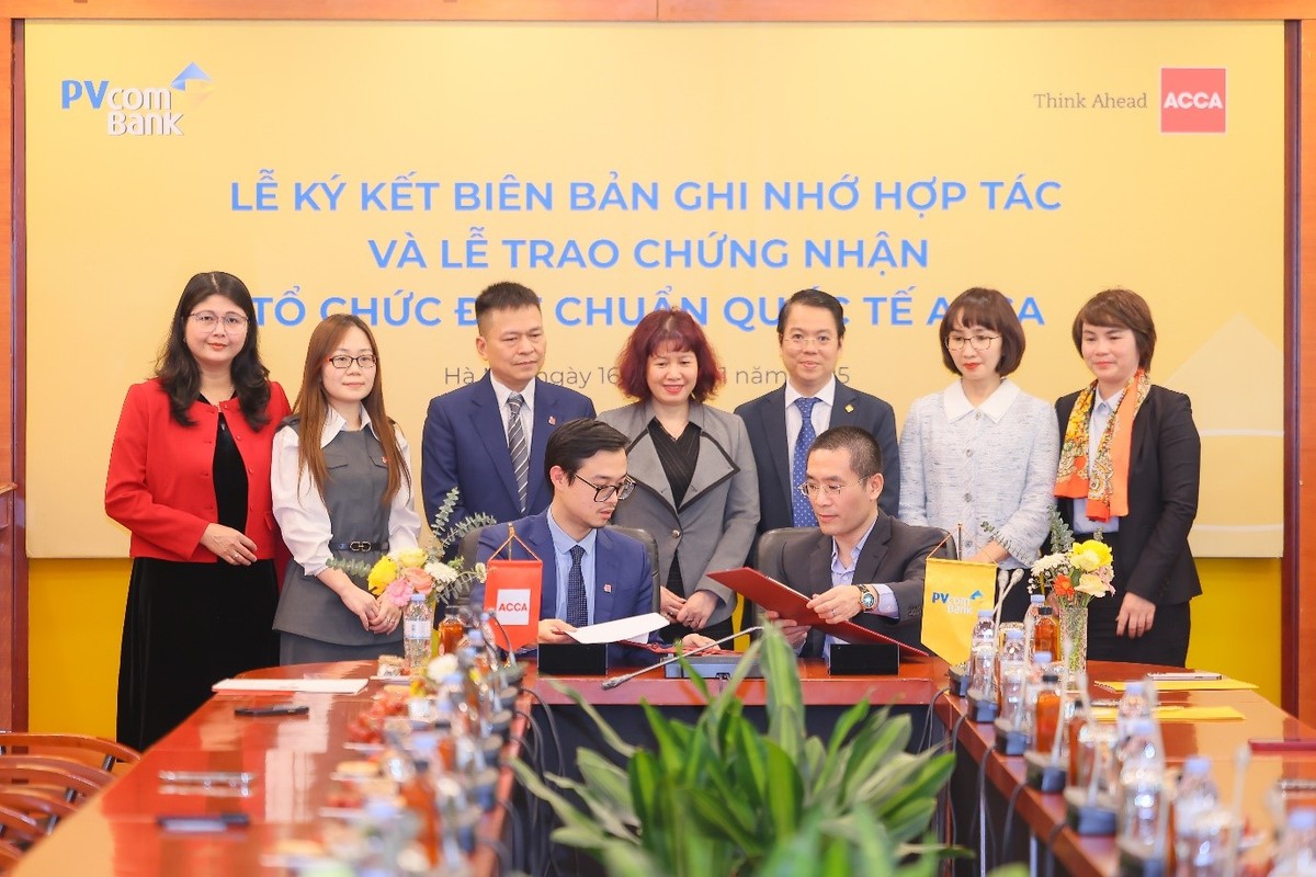 Trong khuôn khổ buổi lễ, đại diện hai bên cũng đã ký thỏa thuận hợp tác về các hoạt động đào tạo chuyên môn, tuyển dụng và phát triển nhân lực Trong khuôn khổ buổi lễ, đại diện hai bên cũng đã ký thỏa thuận hợp tác về các hoạt động đào tạo chuyên môn, tuyển dụng và phát triển nhân lực