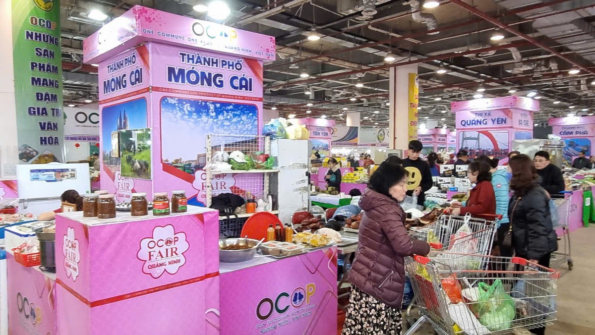 Khoảng 100 gian hàng giới thiệu sản phẩm đặc trưng, sản phẩm OCOP của các huyện, thị xã, thành phố của Quảng Ninh. Ảnh: Quỳnh Nga