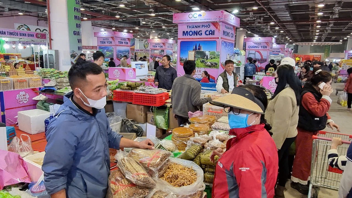 Hội chợ đã góp phần đa dạng thị trường mua sắm của người dân và du khách tại Quảng Ninh. Ảnh: Quỳnh Nga