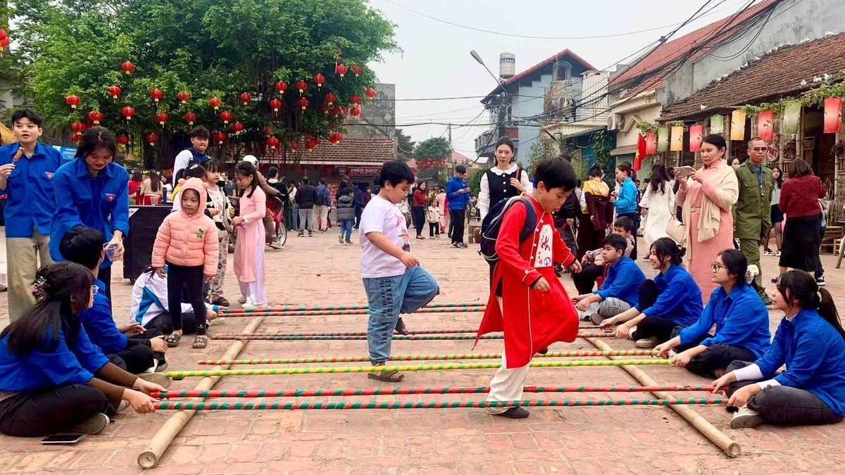 Các trò chơi dân gian truyền thống thu hút đông đảo du khách và người dân địa phương. Các trò chơi dân gian truyền thống thu hút đông đảo du khách và người dân địa phương.