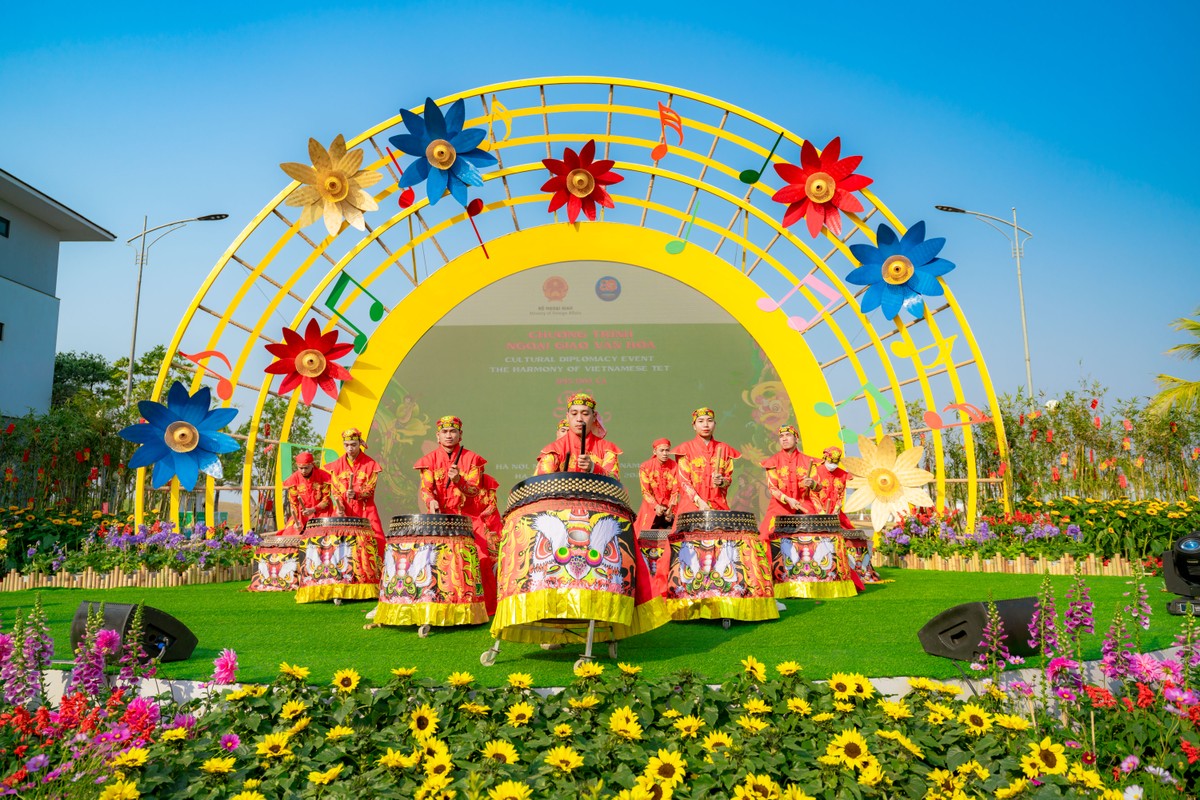 Những giá trị nghìn năm văn hiến của thủ đô được tái hiện qua khu vực sân khấu chính của Home Hanoi Xuan 2025 Những giá trị nghìn năm văn hiến của thủ đô được tái hiện qua khu vực sân khấu chính của Home Hanoi Xuan 2025
