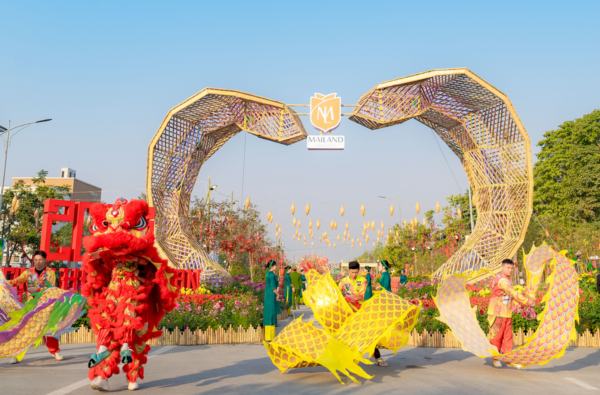 Cặp Kim Xà ngậm ngọc quý được làm từ chất liệu tre, tấm mang đến cảm giác bình dị, mộc mạc, dẫn du khách qua con đường gốm sứ, cây ước nguyện và đàn nguyệt khổng lồ. Cặp Kim Xà ngậm ngọc quý được làm từ chất liệu tre, tấm mang đến cảm giác bình dị, mộc mạc, dẫn du khách qua con đường gốm sứ, cây ước nguyện và đàn nguyệt khổng lồ.