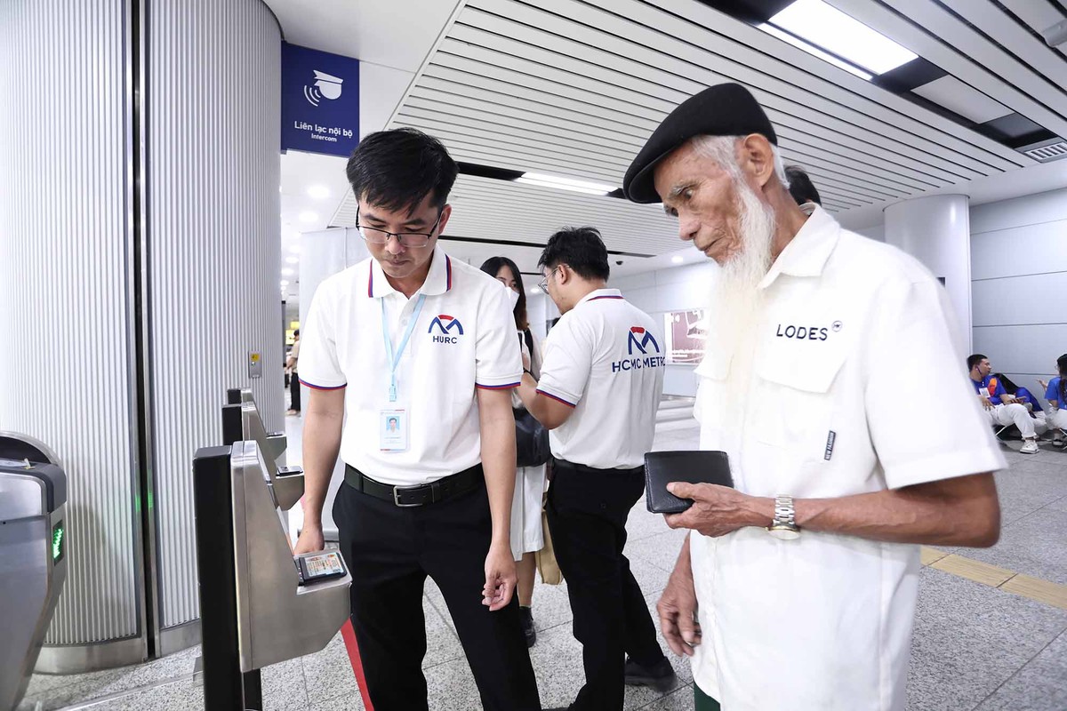 Những hành khách trên 60 tuổi, chỉ cần mang theo căn cước công dân quét qua là được di chuyển miễn phí. Những hành khách trên 60 tuổi, chỉ cần mang theo căn cước công dân quét qua là được di chuyển miễn phí.