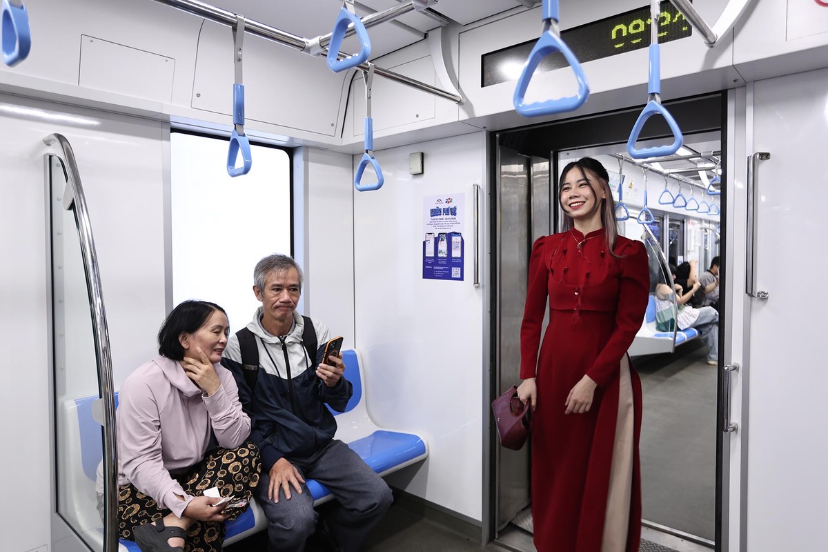 Chỗ ngồi thoải mái, hành khách di chuyển thuận lợi giữa các toa xe. Ngày 29/1/2025 (Mùng 1 Tết Ất Tỵ):Tàu chạy từ 0h30 đến 2h00 và từ 5h00 đến 22h00, tạo điều kiện cho người dân tham gia các hoạt động đón giao thừa và du xuân. Chỗ ngồi thoải mái, hành khách di chuyển thuận lợi giữa các toa xe. Ngày 29/1/2025 (Mùng 1 Tết Ất Tỵ):Tàu chạy từ 0h30 đến 2h00 và từ 5h00 đến 22h00, tạo điều kiện cho người dân tham gia các hoạt động đón giao thừa và du xuân.