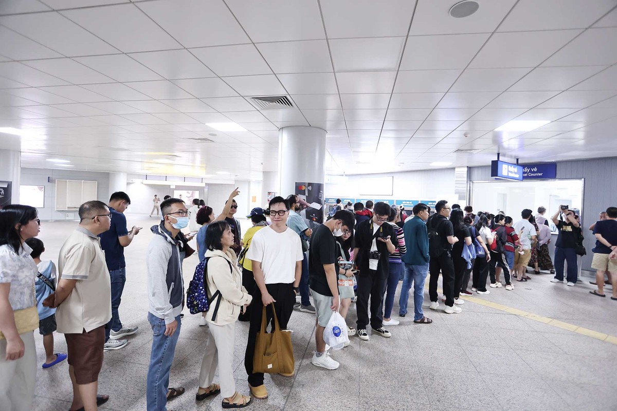 Nhiều đoàn du khách mua vé trực tiếp để tham quan các điểm đến dọc hành trình. Nhiều đoàn du khách mua vé trực tiếp để tham quan các điểm đến dọc hành trình.