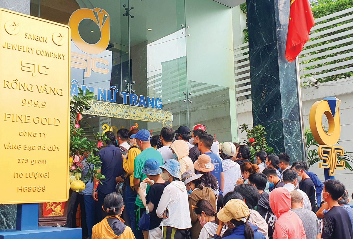 Giá vàng thế giới vẫn có triển vọng tăng, nhưng đầu tư vàng vẫn tiềm ẩn nhiều rủi ro với nhà đầu trong nước Giá vàng thế giới vẫn có triển vọng tăng, nhưng đầu tư vàng vẫn tiềm ẩn nhiều rủi ro với nhà đầu trong nước
