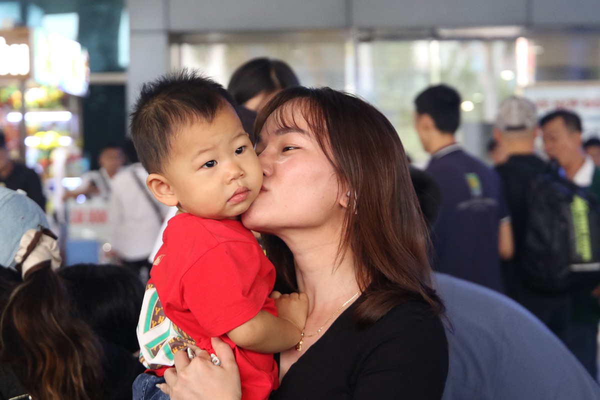 Bạn Huỳnh Nguyễn Kiều Trang ( 29 tuổi), quê ở Đồng Nai, bay từ Nhật Bản về. Vừa xuống sân bay, cô liền chạy tới ôm mẹ và cháu trai. Bạn Huỳnh Nguyễn Kiều Trang ( 29 tuổi), quê ở Đồng Nai, bay từ Nhật Bản về. Vừa xuống sân bay, cô liền chạy tới ôm mẹ và cháu trai.