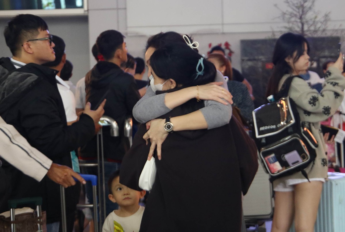 Vỡ òa cảm xúc khi gặp người thân. Vỡ òa cảm xúc khi gặp người thân.