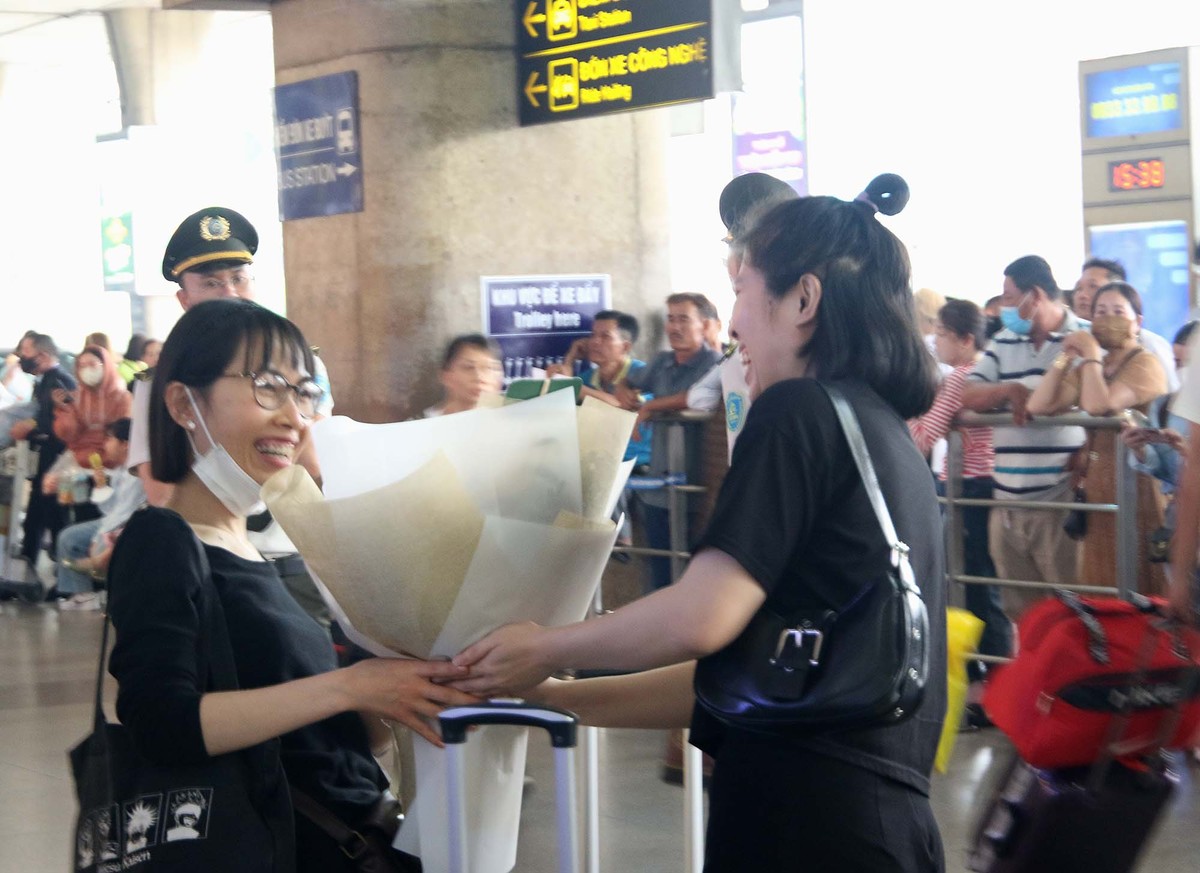 Nụ cười hạnh phúc ngày đoàn tụ. Nụ cười hạnh phúc ngày đoàn tụ.