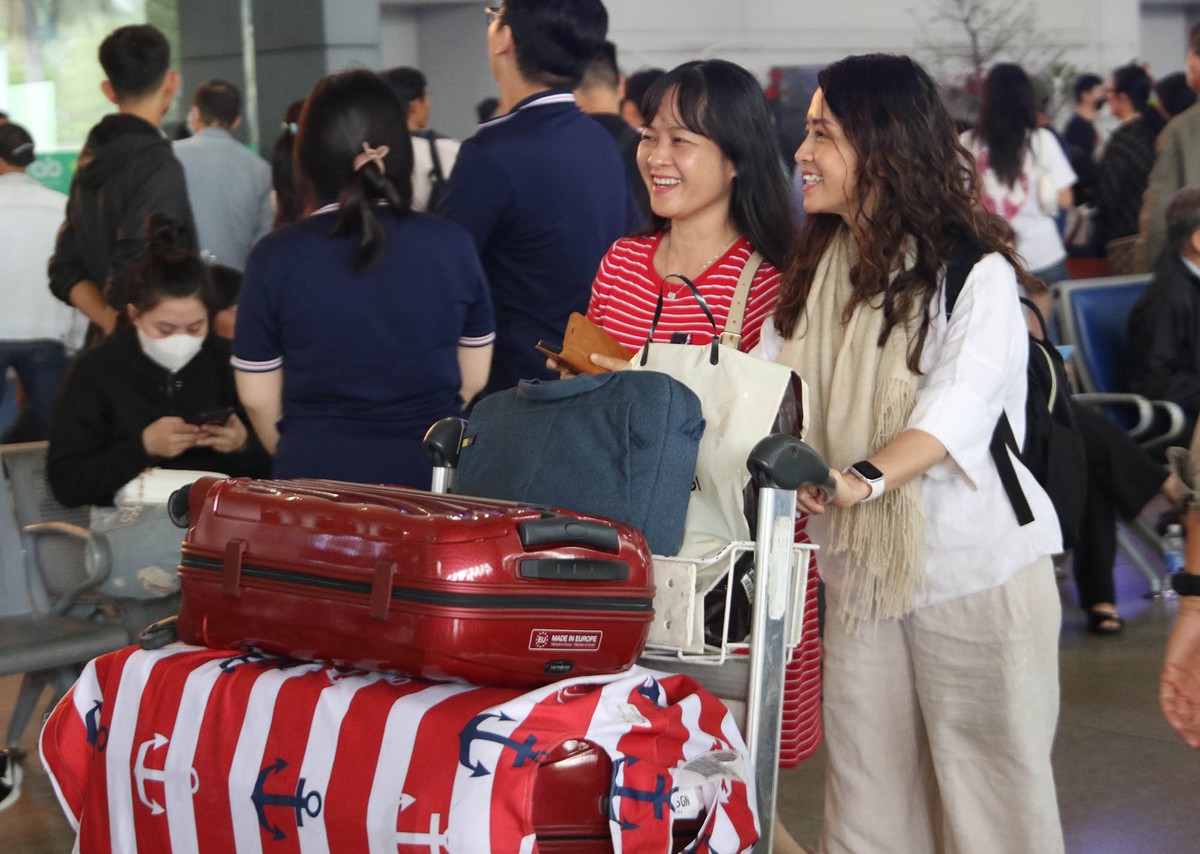 Nụ cười hạnh phúc ngày trở về. Nụ cười hạnh phúc ngày trở về.