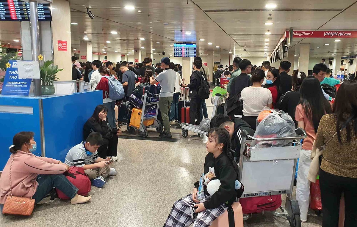 Anh Tuấn Hải, nhân viên văn phòng cho biết, gia đình anh có 4 người về miền Bắc tốn gần 30 triệu tiền vé. Tuy nhiên, chỉ cần đoàn tụ cùng gia đình bên bữa cơm chiều cuối năm là đã thấy ấm áp rồi. Anh Tuấn Hải, nhân viên văn phòng cho biết, gia đình anh có 4 người về miền Bắc tốn gần 30 triệu tiền vé. Tuy nhiên, chỉ cần đoàn tụ cùng gia đình bên bữa cơm chiều cuối năm là đã thấy ấm áp rồi.