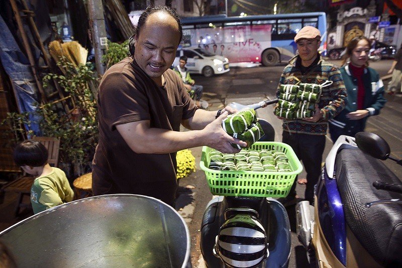 Công đoạn gói bánh được giao cho một người bạn của anh Nguyễn Đức sau đó bánh được chuyển đến để bắt đầu luộc vào lúc 18h Công đoạn gói bánh được giao cho một người bạn của anh Nguyễn Đức sau đó bánh được chuyển đến để bắt đầu luộc vào lúc 18h